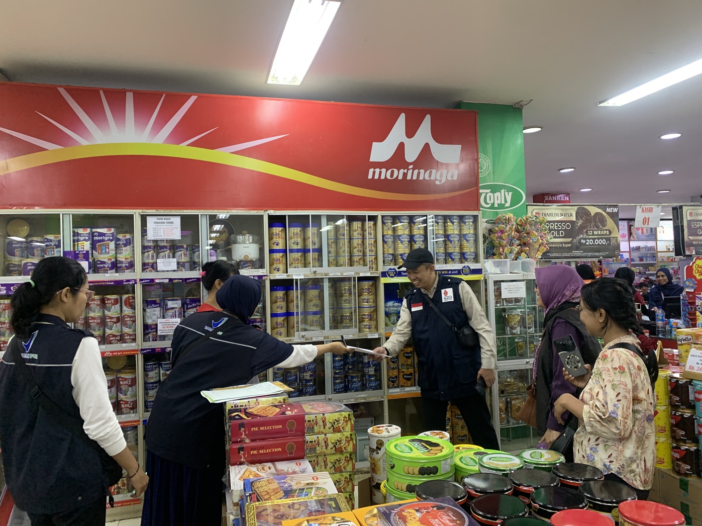 SIDAK: Tim gabungan BBPOM Mataram melakukan sidak Sufor bayi S-26 PG pHPro 1 yang diduga tidak memenuhi ketentuan ke salah satu supermarket di Kota Mataram, Senin (19/1).