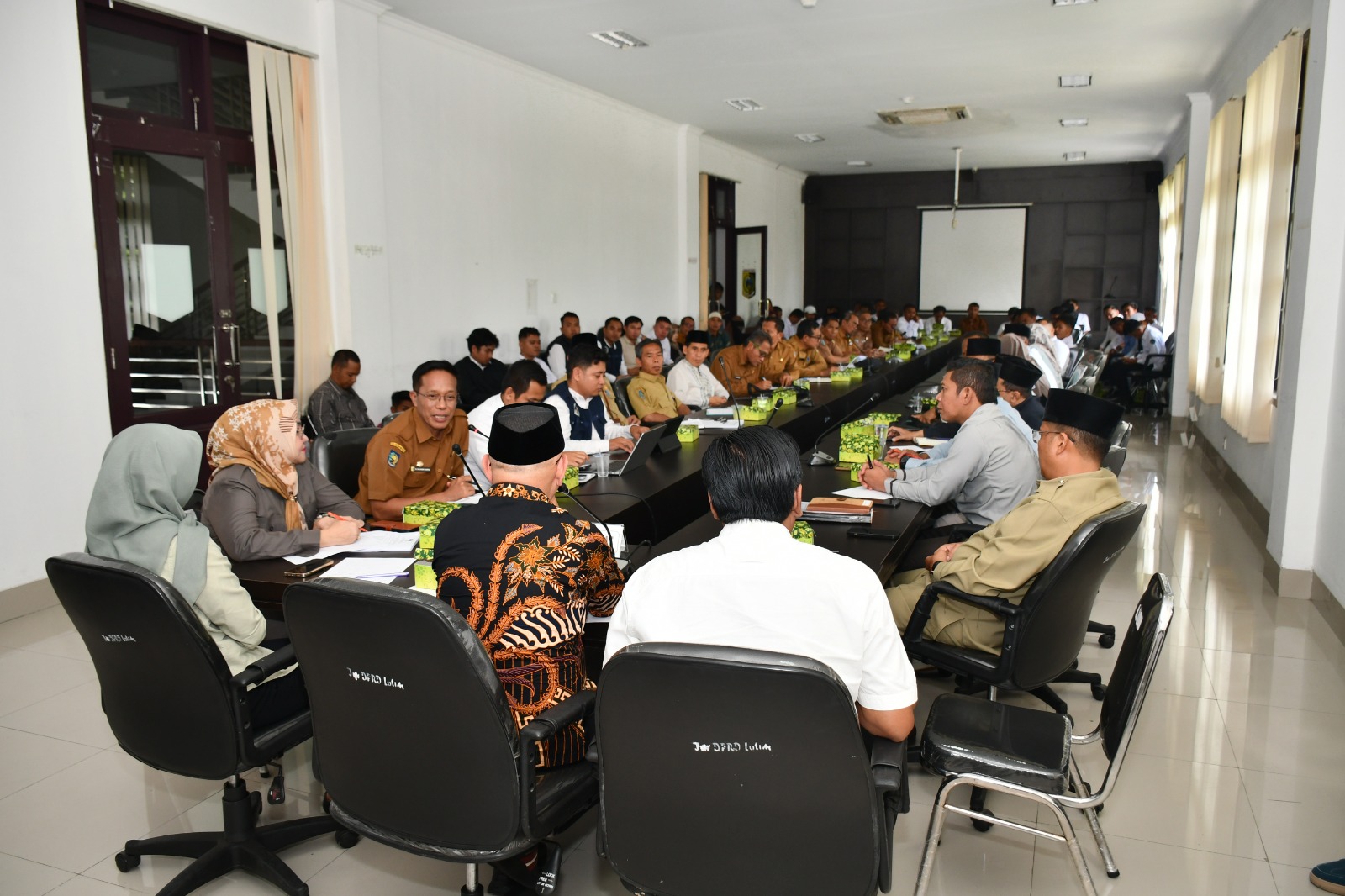 Ketua DPRD bersama anggota DPRD saat melakukan rapat evaluasi satu tahun program MBG di Lotim bersama korwil dan semua Kepala SPPG di Lotim