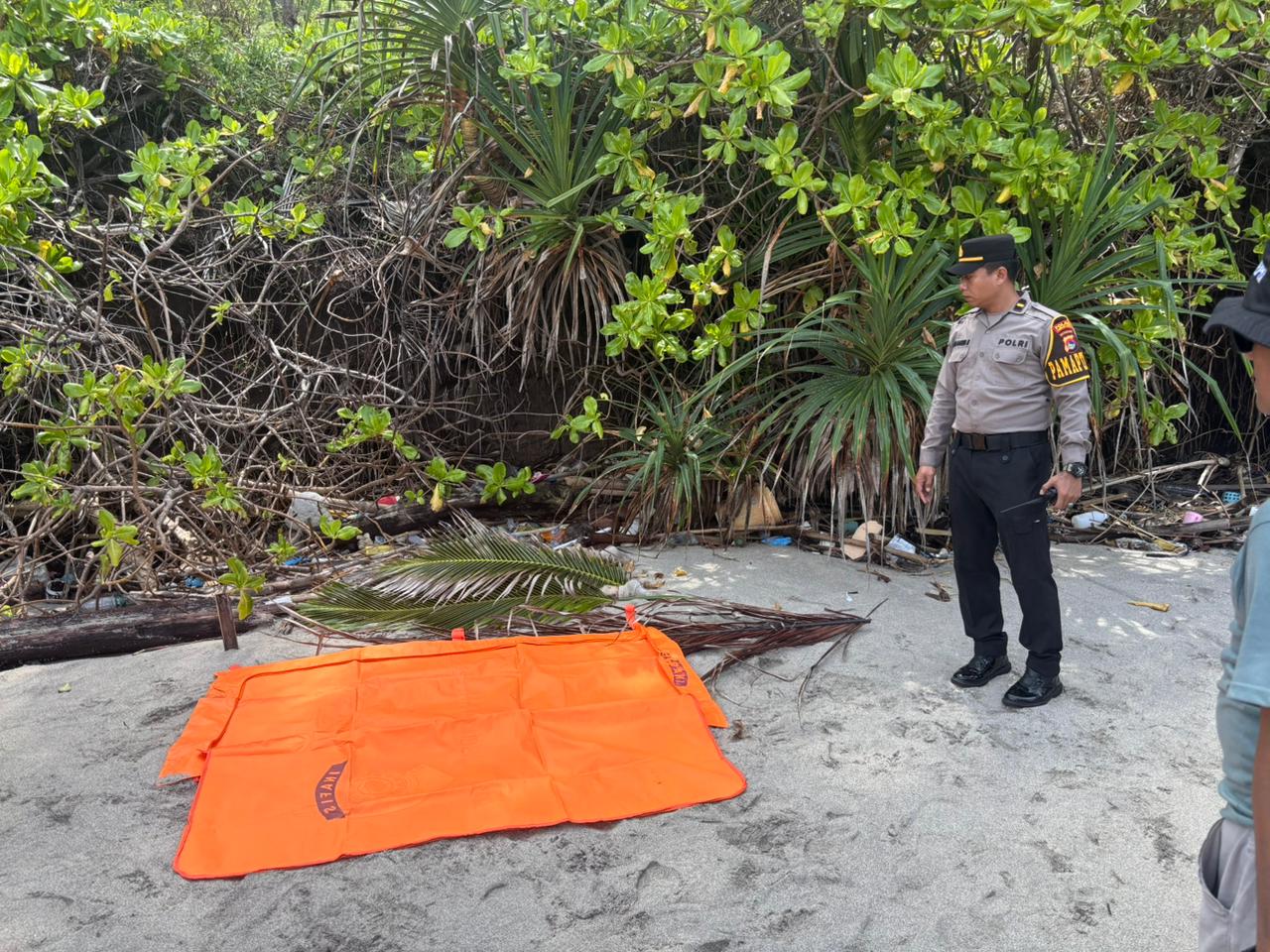 MASIH DIDALAMI: Identitas korban meninggal yang ditemukan di Pantai Pandanan sejauh ini masih belum terungkap