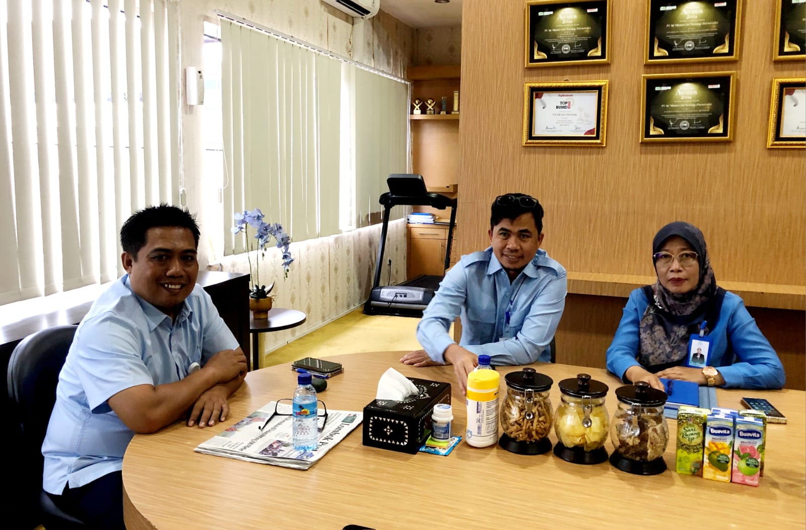 KOMITMEN TINGKATKAN LAYANAN: Direksi PT Air Minum Giri Menang saat memaparkan rencana digitalisasi pemetaan jaringan ke depan.