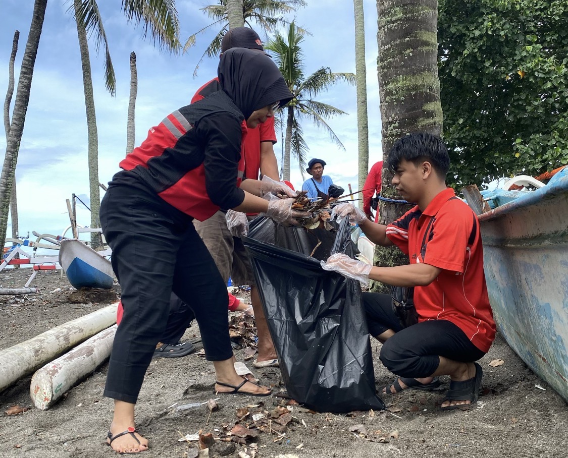 Ketua Baguna NTB Nyayu Ernawati saat memimpin aksi bersih pantai Bintaro Ampenan.