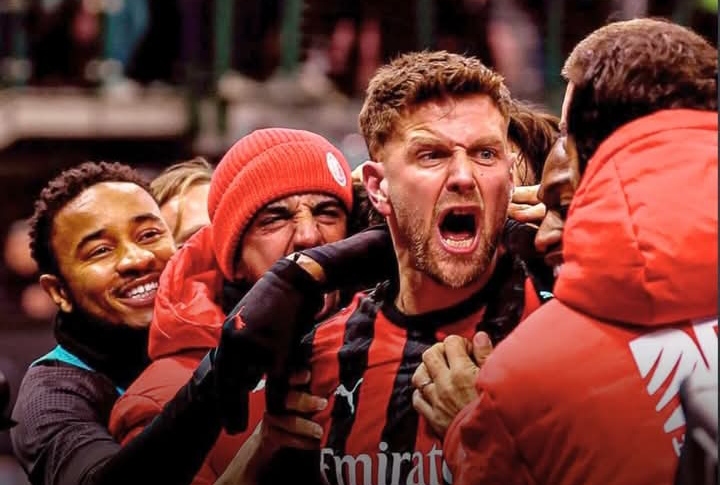 Niclas Fullkrug dikerubungi pemain dan official AC Milan usai mencetak gol perdananya saat menghadapi Lecce.