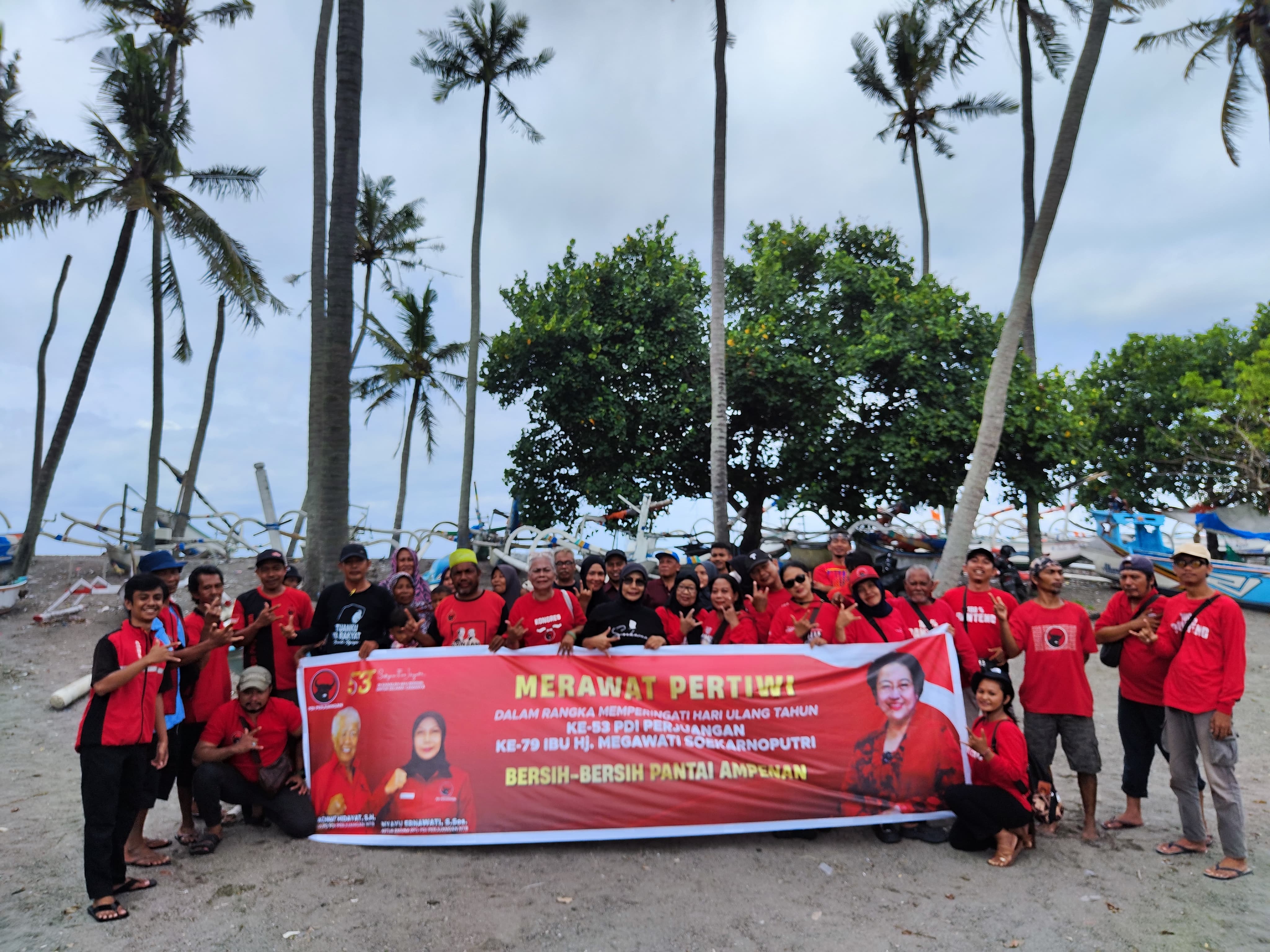 Tim Baguna NTB berfoto usai melakukan aksi bersih-bersih pantai Bintaro.