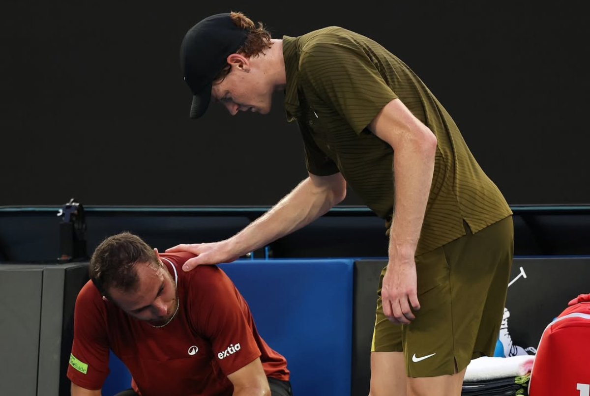 Jannik Sinner melaju ke babak kedua Australian Open setelah Hugo Gaston mundur. Juara bertahan menjaga misi tiga gelar beruntun.