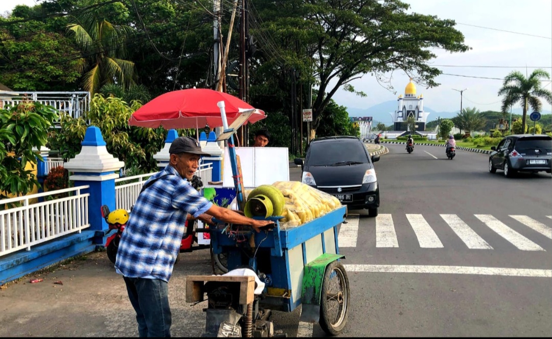 BUTUH SOLUSI: Pedagang keliling yang biasa berjualan di jalan bypass bandara sekitar kawasan Bundaran GMS berharap bisa disiapkan tempat berjualan.
