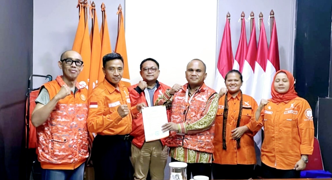 Ketua DPW Partai Gerakan Rakyat NTB Lalu Mustakim Patawari (dua dari kiri) saat menerima SK struktur pengurus wilayah NTB dari Ketua Umum Sahrin Hamid (tiga dari kanan), Minggu (18/1).