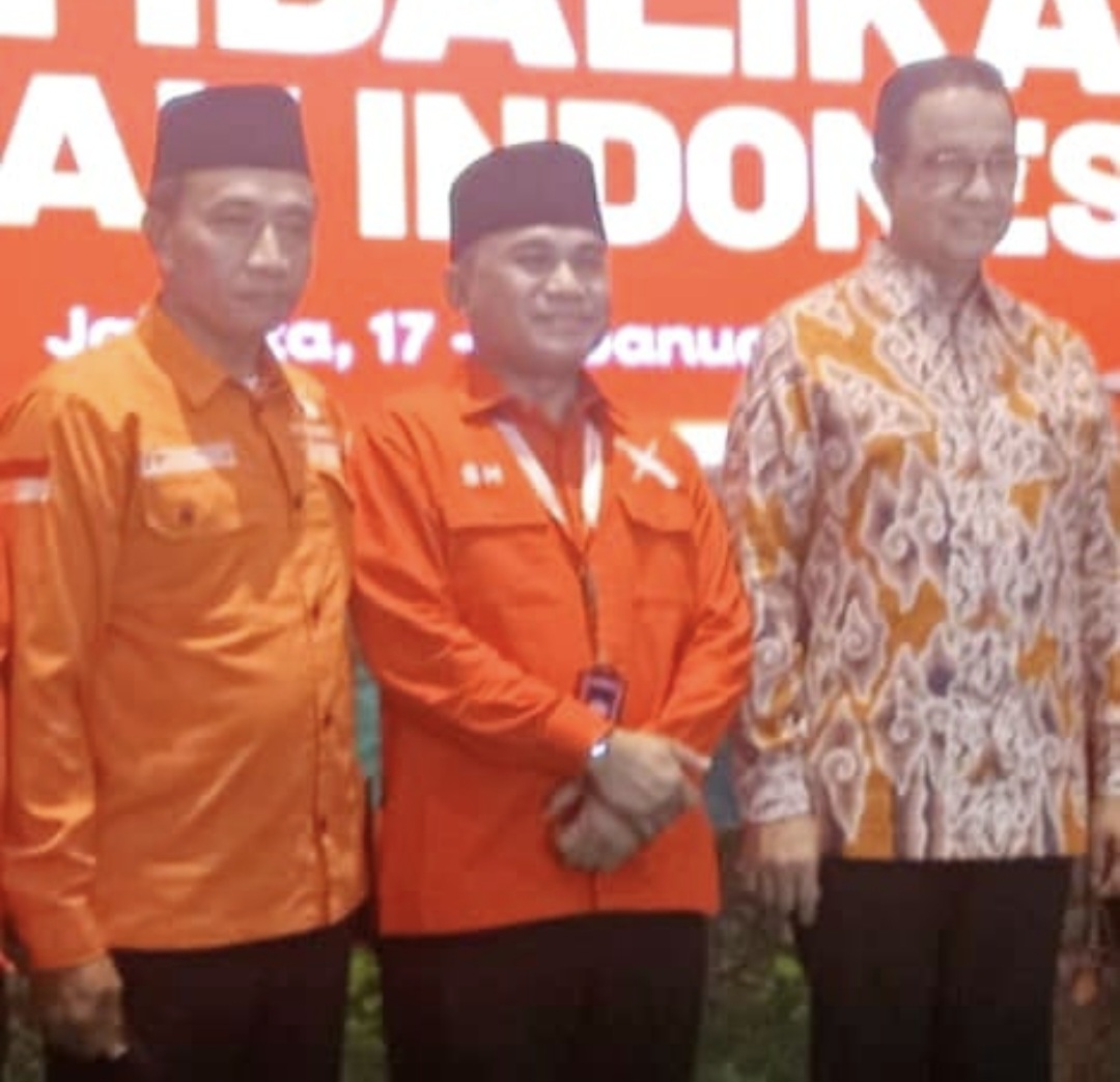 Ketua DPW Partai Gerakan Rakyat NTB Lalu Mustakim Patawari (kiri) foto bersama Ketua Umum Sahrin Hamid dan Anies Baswedan dalam momen deklarasi Partai Gerakan Rakyat, Minggu lalu (18/1).