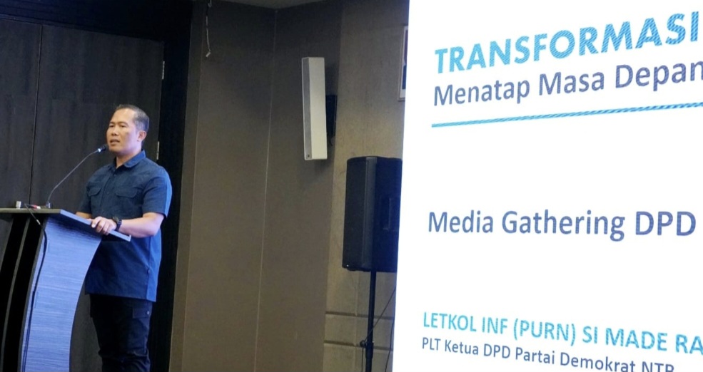 Plt Ketua DPD Partai Demokrat NTB Letkol Inf (Purn) Si Made Rai Edi Astawa menyampaikan agenda konsolidasi partai internal termasuk Musda kepada wartawan, Minggu malam (18/1).