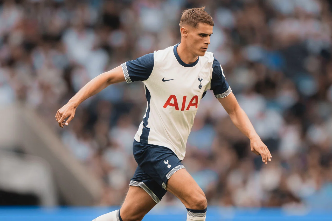 Liverpool dikabarkan membidik bek Spurs Micky van de Ven sebagai penerus Virgil van Dijk dalam rencana besar regenerasi lini belakang.