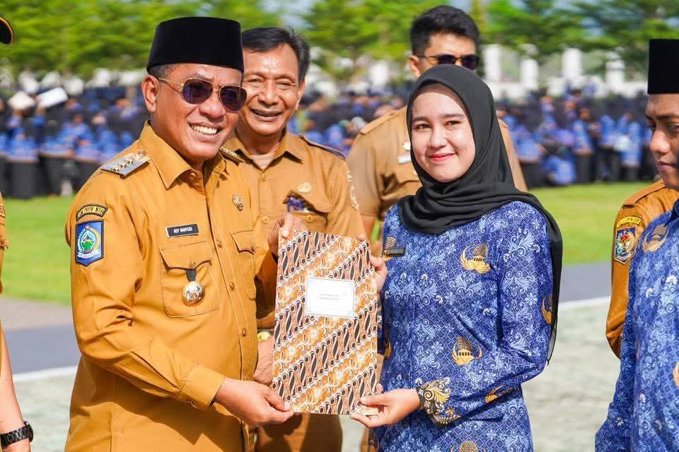 Bupati Bima menyerahkan secara simbolis SK kepada salah seorang PPPK Paro Waktu di Lapangan Upacara Kantor Bupati Bima, Senin (19/1).