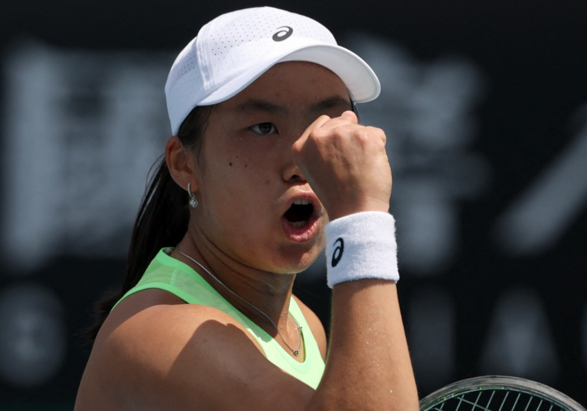 Janice Tjen menciptakan kejutan dengan menyingkirkan Leylah Fernandez dua set langsung dan melaju ke putaran kedua Australian Open 2026.
