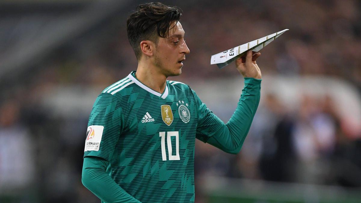 Mesut &Ouml;zil mengakhiri karier di Timnas Jerman usai Piala Dunia 2018, menyoroti rasisme dan identitas lewat pernyataan ikoniknya.