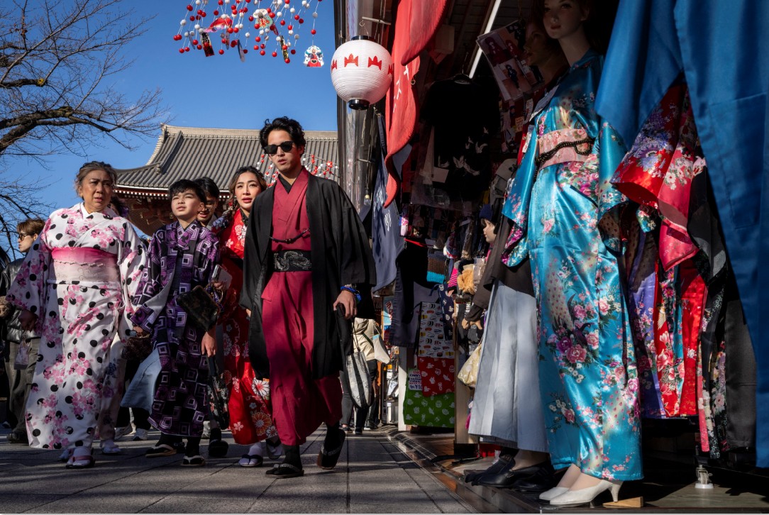 NEGERI SAKURA: Sejumlah wisatawan berjalan melalui Jalan Perbelanjaan Nakamise di distrik Asakusa, Tokyo pada Kamis (8/1).