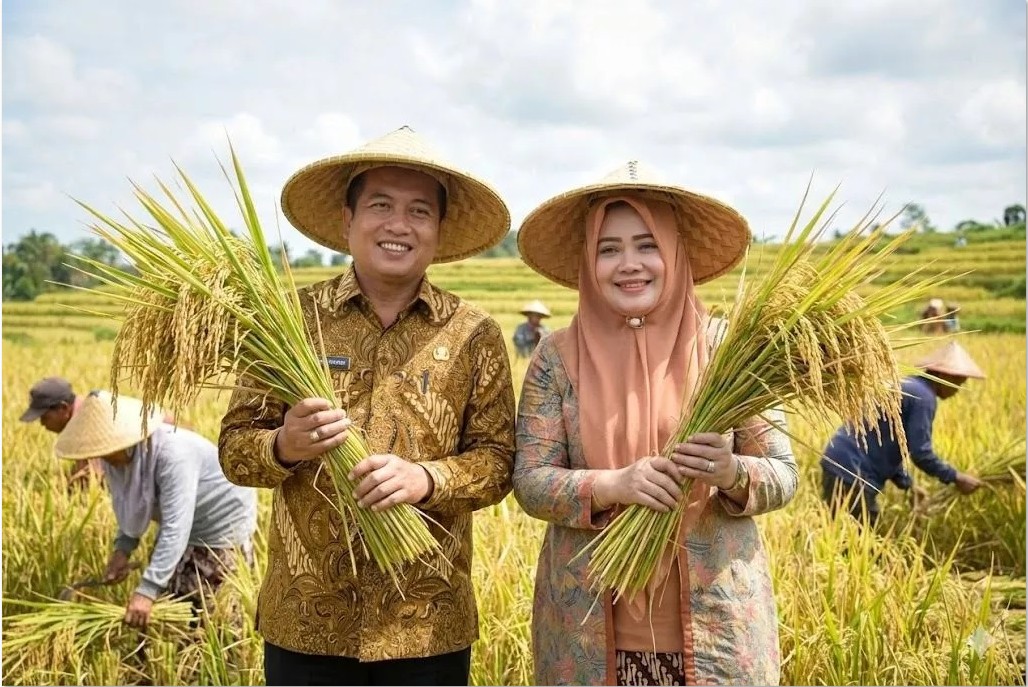 SWASEMBADA PANGAN: Gubernur NTB Lalu Muhamad Iqbal bersama Wagub Indah Dhamayanti Putri saat mengikuti panen raya, Selasa (20/1).
