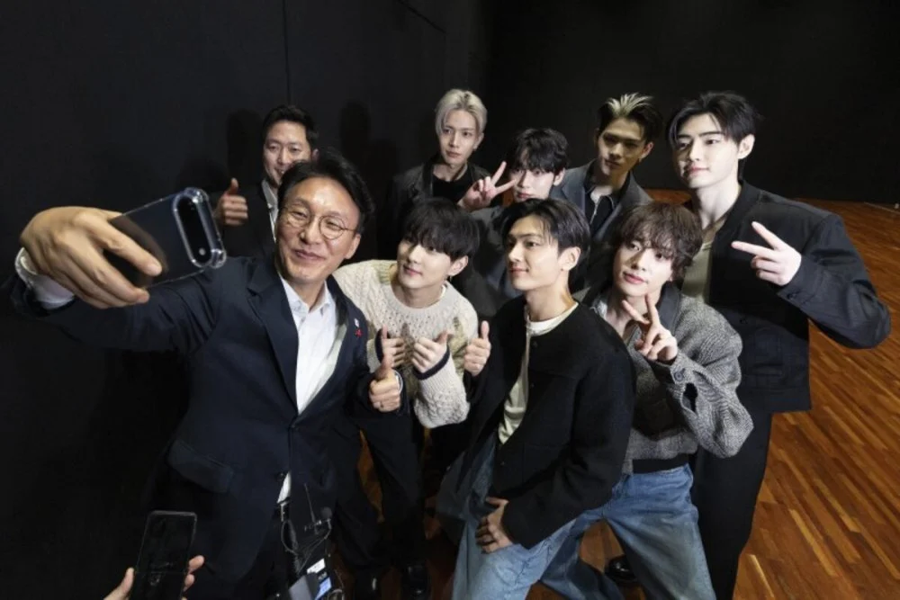 PM Kim Min Seok melakukan selfie dengan grup ENHYPEN saat berkunjung ke gedung HYBE, Rabu (21/1).