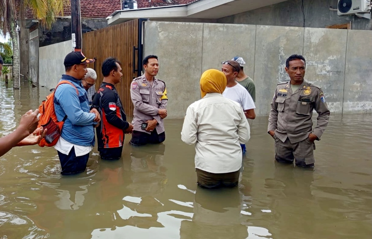 BANJIR: Sejumlah desa di Kecamatan Labuapi Lombok Barat terendam banjir dengan ketinggian satu meter, Rabu (21/1).