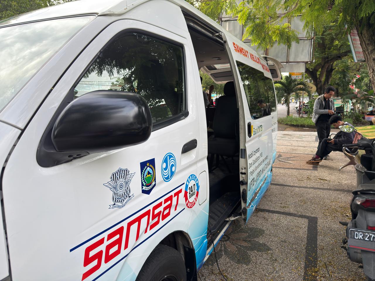 TUNAIKAN KEWAJIBAN: Mobil Samsat Keliling milik Bapenda NTB yang dihadirkan guna memudahkan masyarakat membayar PKB, Senin (19/1).