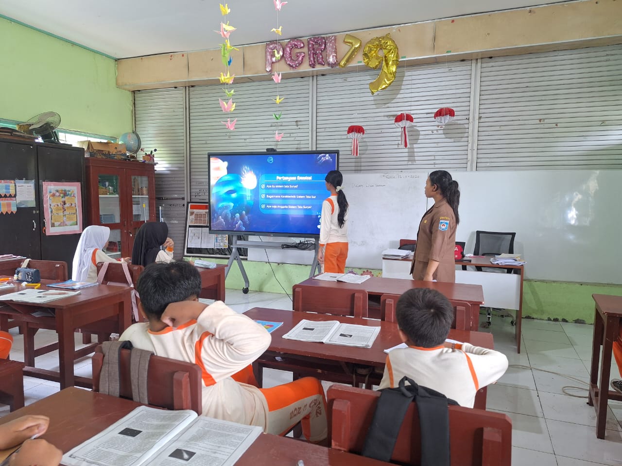 BELAJAR: Murid kelas VI SDN 3 Ampenan melaksanakan kegiatan belajar mengajar di dalam kelas, belum lama ini.
