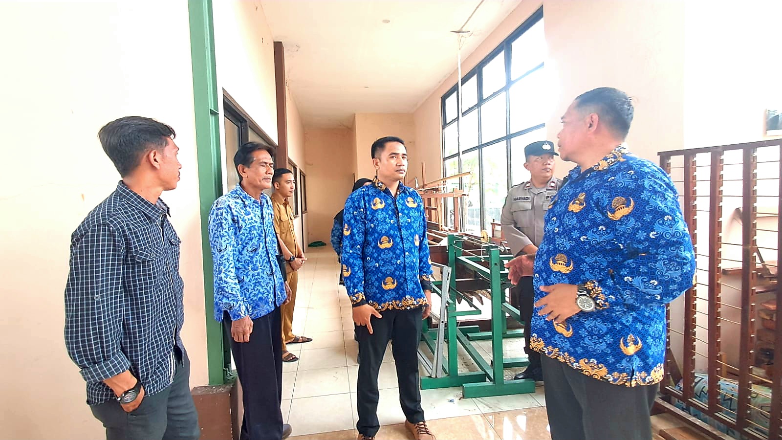 CEK LOKASI: Dinas PMD bersama Pemdes Kebon Ayu mengecek lokasi Showroom Sentra Tenun yang akan digunakan sebagai kantor desa sementara.