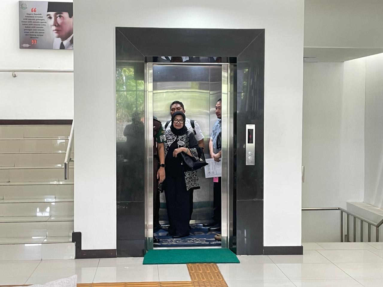 PEMERIKSAAN: Salah satu pegawai bank naik masuk ke lift saat hendak diperiksa bidang Pidsus Kejati NTB, Selasa (20/1).