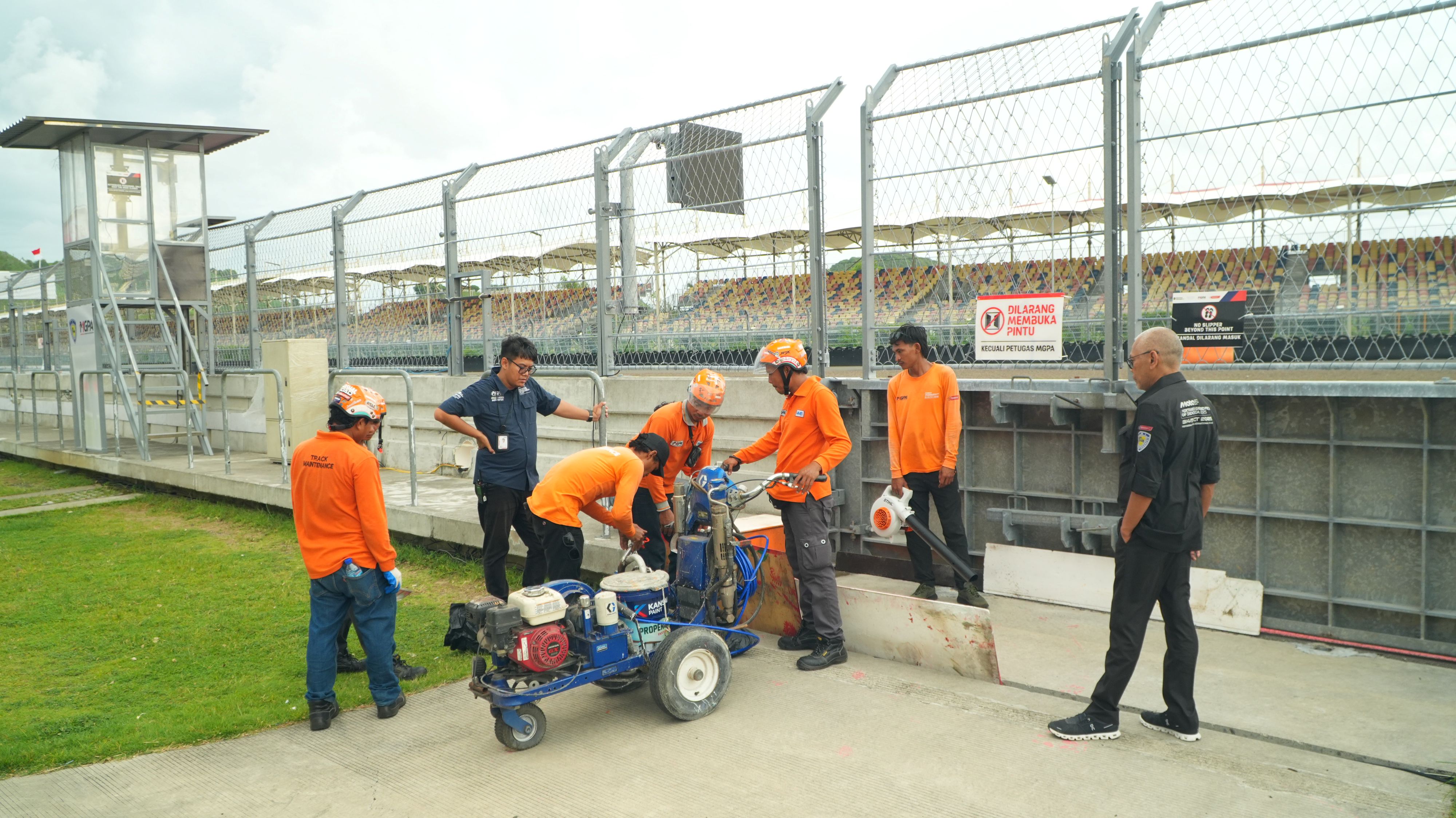 Direktur Utama MGPA Priandhi Satria turun langsung meninjau kesehatan sirkuit Mandalika pasca-penggunaan intensif di tahun sebelumnya. Selasa (20/1).