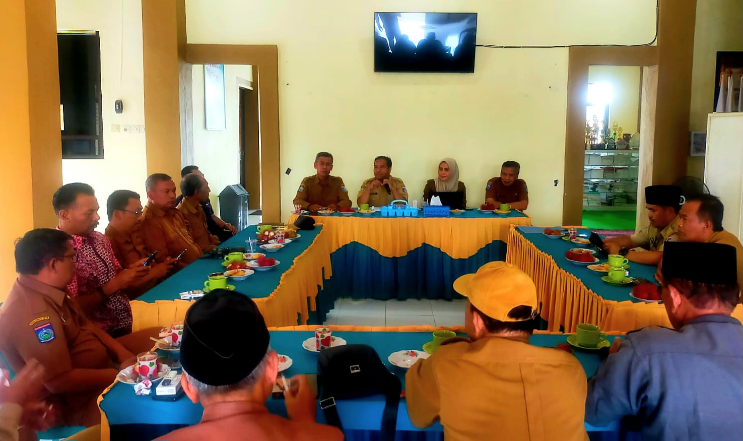 PEMBINAAN: Inspektorat LombokBarat memberikan pembinaan kepada para kepala desa se-Taman Narmada, Selasa (20/1).