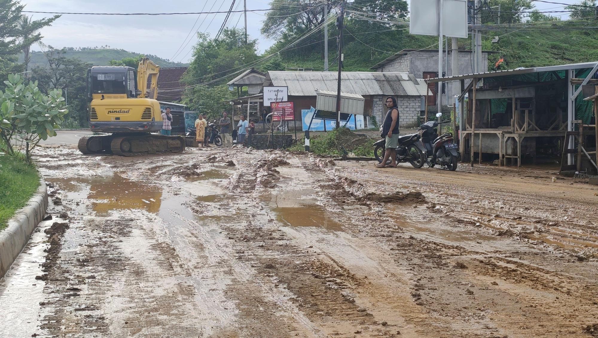 Alat berat turun membersihkan lumpur-lumpur yang turun dari atas perbukitan sekitar KEK Mandalika, Lombok Tengah, beberapa waktu lalu.