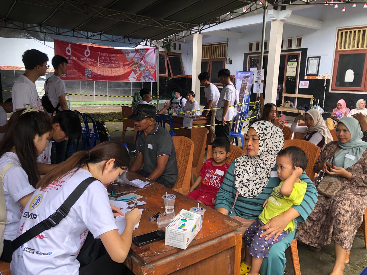 BAKTI SOSIAL: KMB) Dharmayana dari Universitas Tarumanagara Jakarta melaksanaan kegiatan pengobatan gratis bagi masyarakat Desa Sedau Kecamatan Narmada, Lombok Barat, Selasa (20/1).