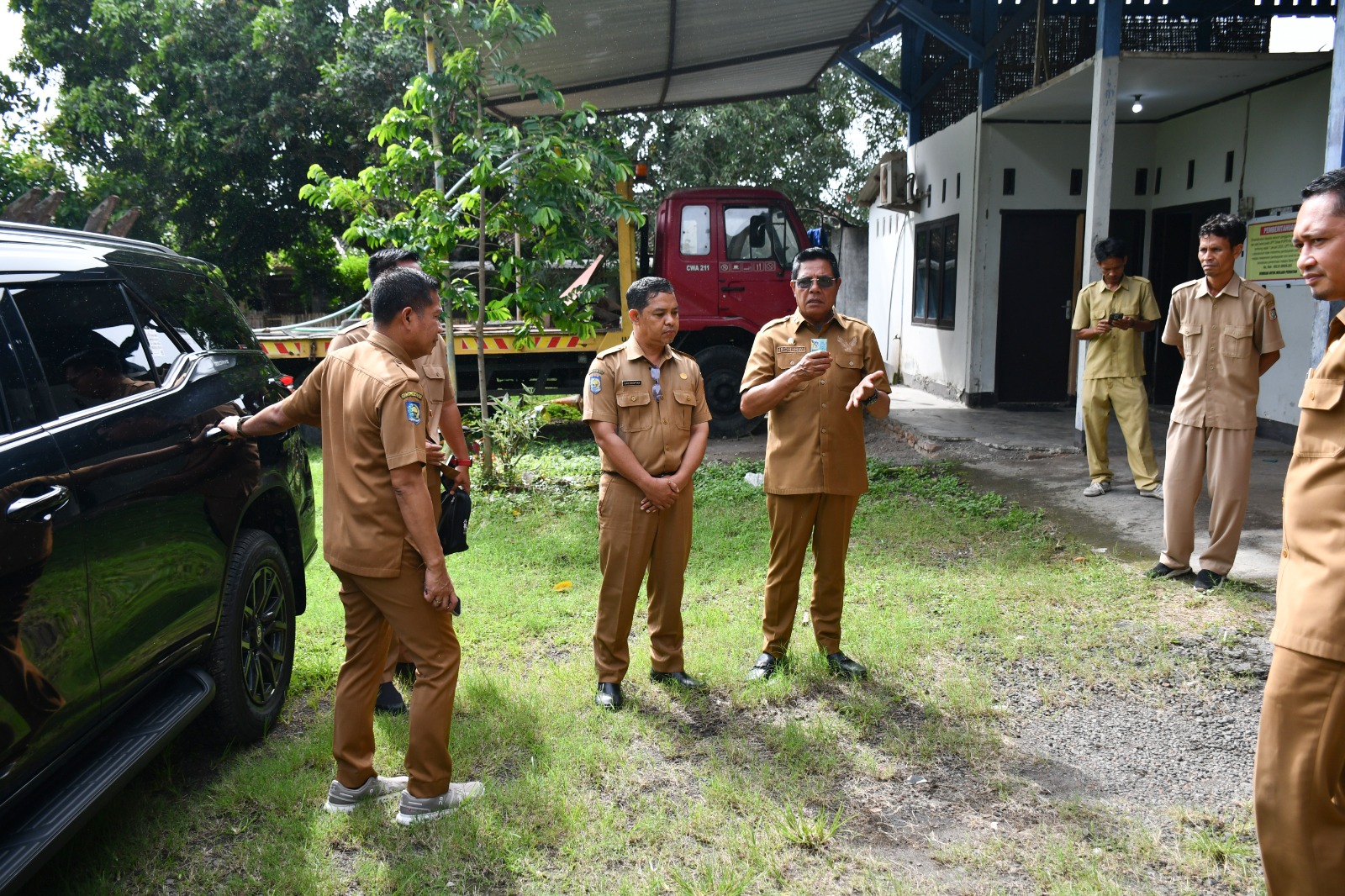CEK PERALATAN: Bupati Lotim Haerul Warisin saat mengecek sejumlah peralatan di UPT peralatan dan Laboratorium PUPR Lotim.