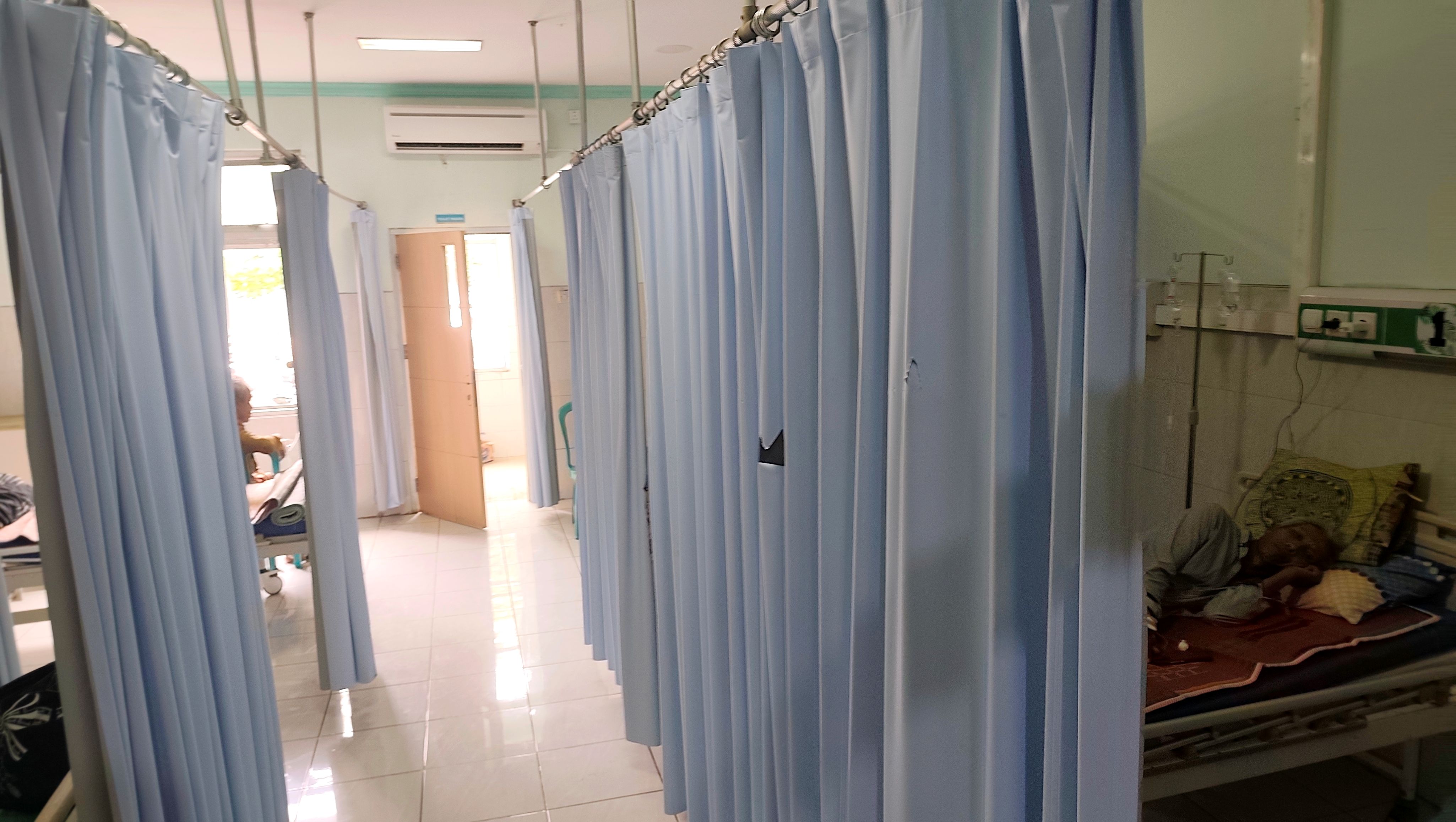Inilah kondisi kamar rawat inap kelas 3 yang diisi empat orang pasien dengan fasilitas pendukung yang nyaman di RSUD Praya, Loteng, Selasa (20/1).