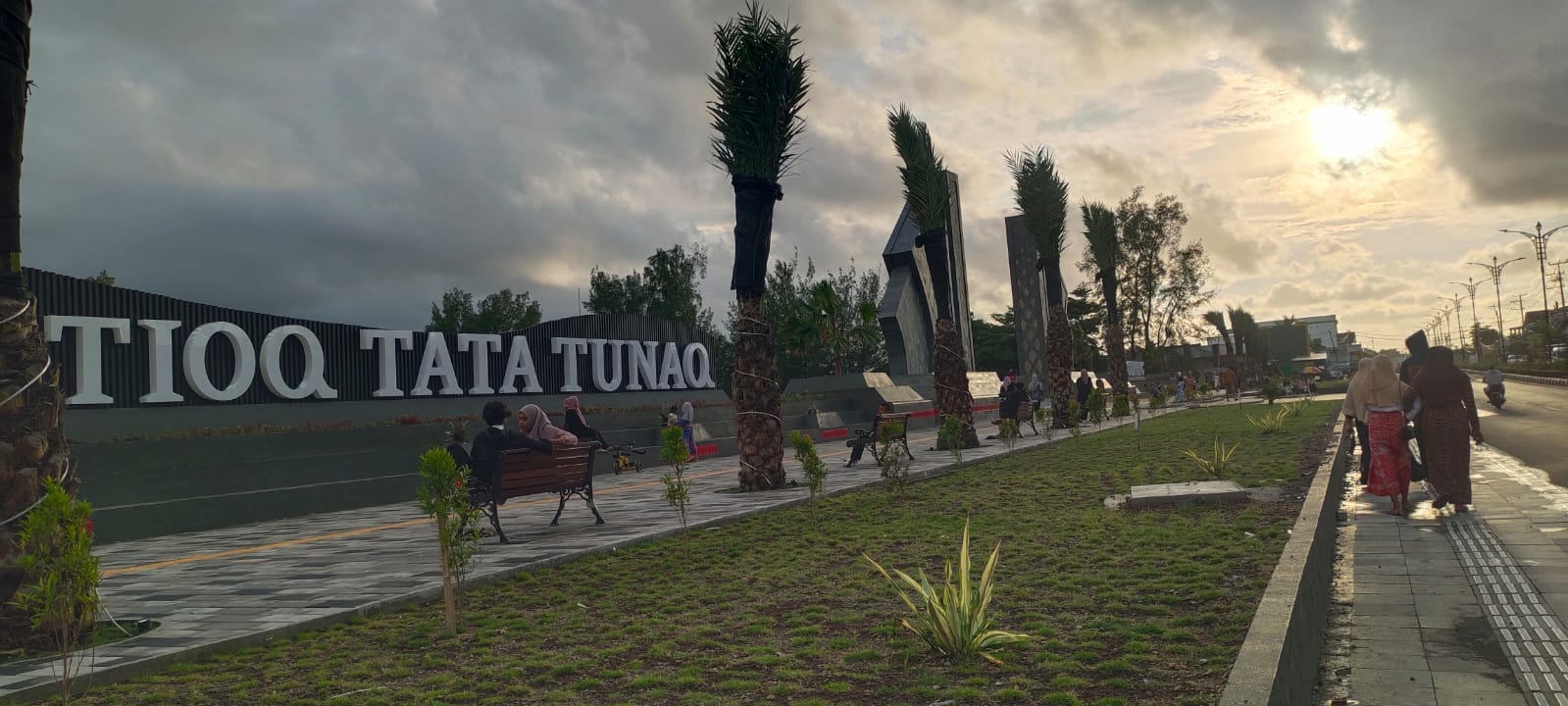 TERBATAS MEROKOK: Suasana di alun-alun Dayan Gunung. Kawasan ini dilarang merokok sembarangan