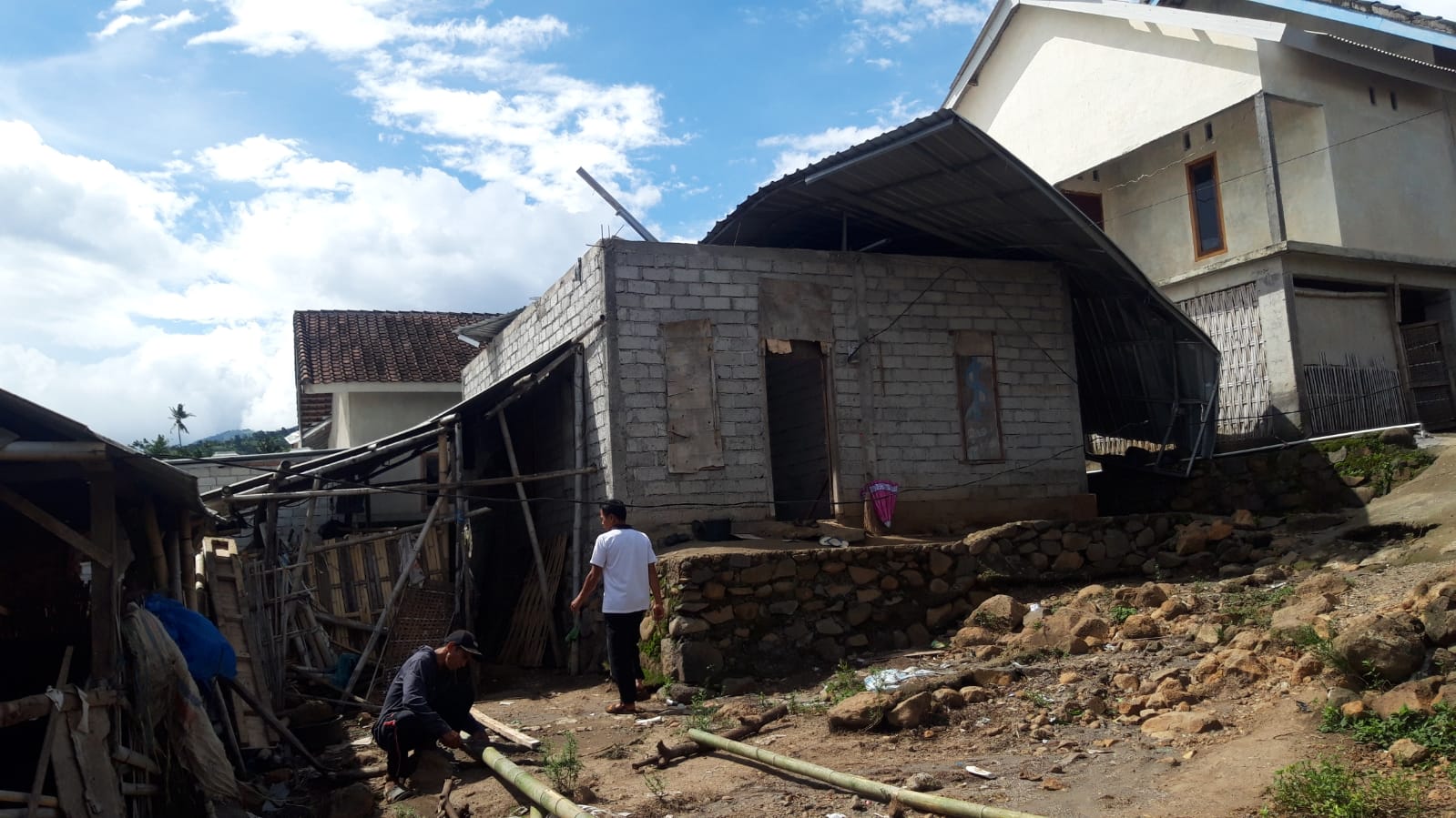 Kondisi rumah Warda di Kecamatan Suela yang diterjang angin Kencang.