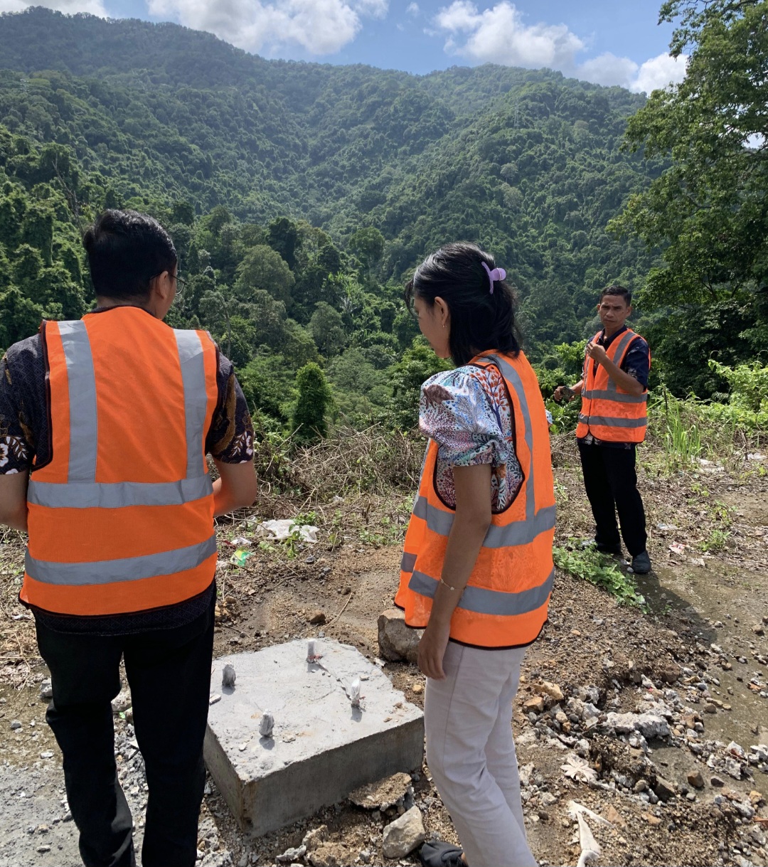 Petugas Dishub NTB memasang lampu penerang jalan umum (PJU) di wilayah Pusuk, Pemenang, Kabupaten Lombok Utara (KLU), Desember 2025 lalu.