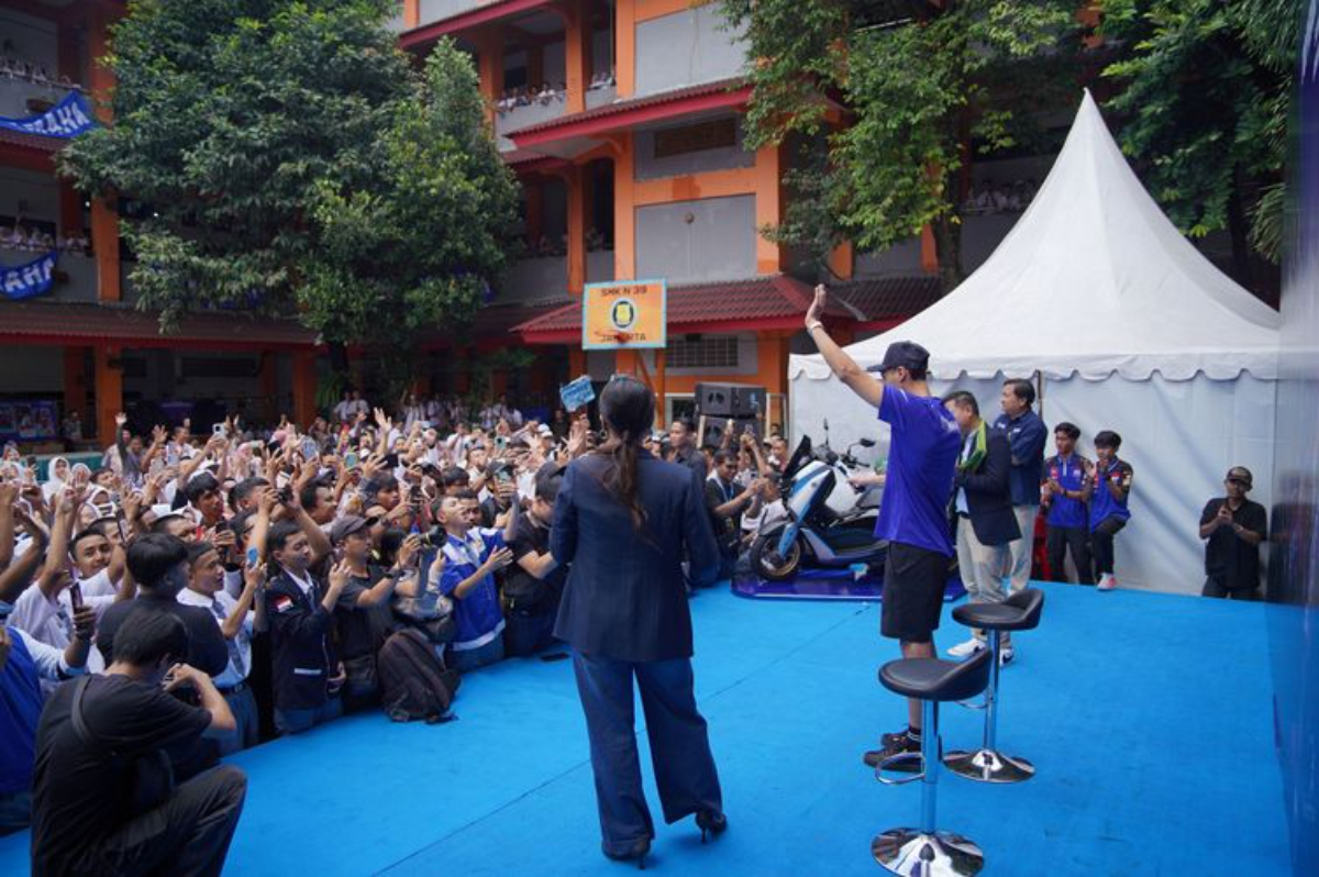 Toprak Razgatlioglu menyapa dan menghibur pelajar SMK Negeri 39 Jakarta. Rookie MotoGP 2026 ini disambut bak pahlawan.