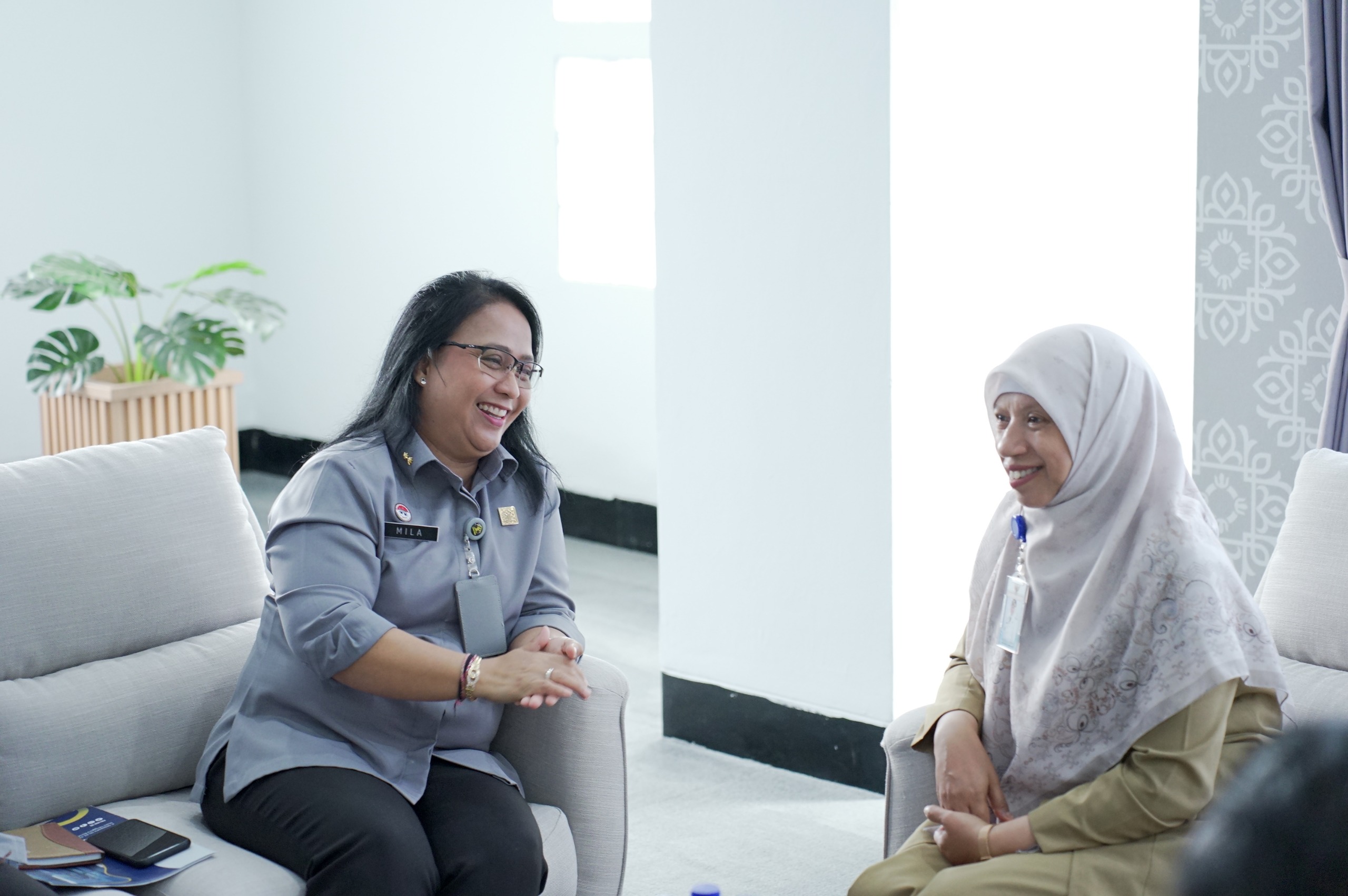 Kepala Kanwil Kemenkum NTB I Gusti Putu Milawati (kiri) bertemu dengan Wakil Bupati Lobar Hj Nurul Adha