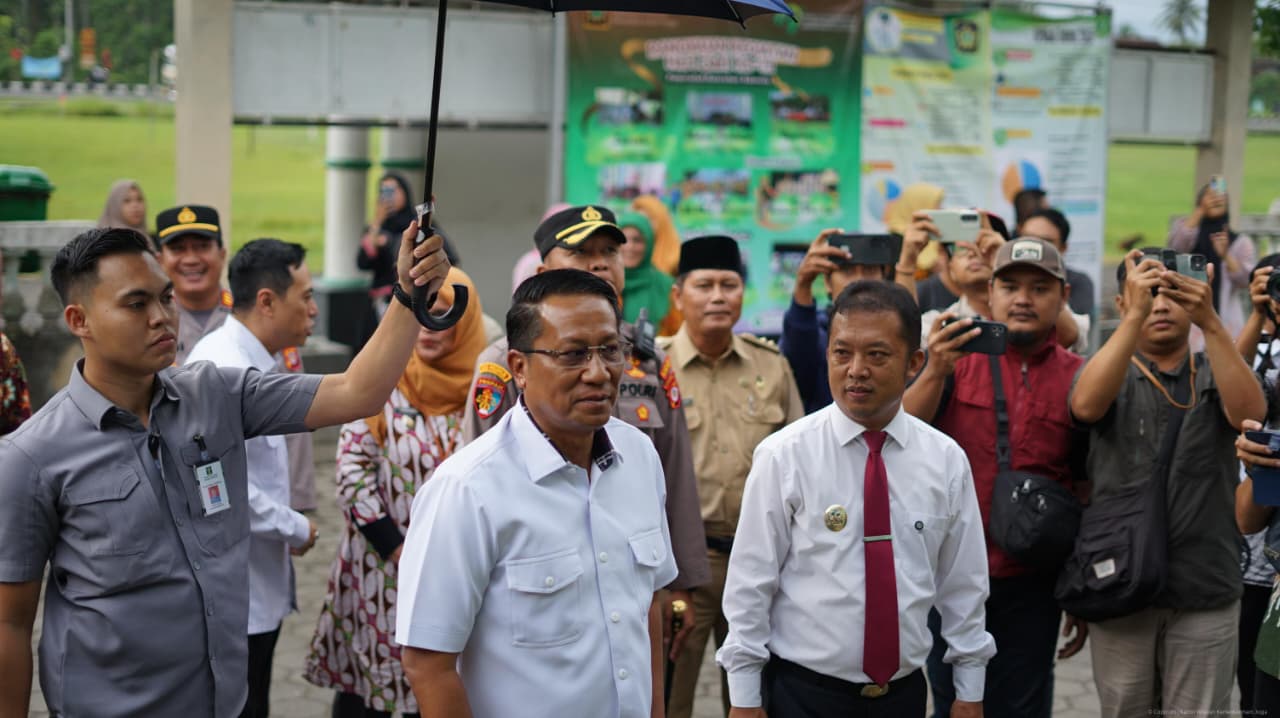 Menteri Hukum Supratman Andi Agtas, berdialog dengan warga dan perangkat Kalurahan Sukoreno di Pos Bantuan Hukum (Posbankum).