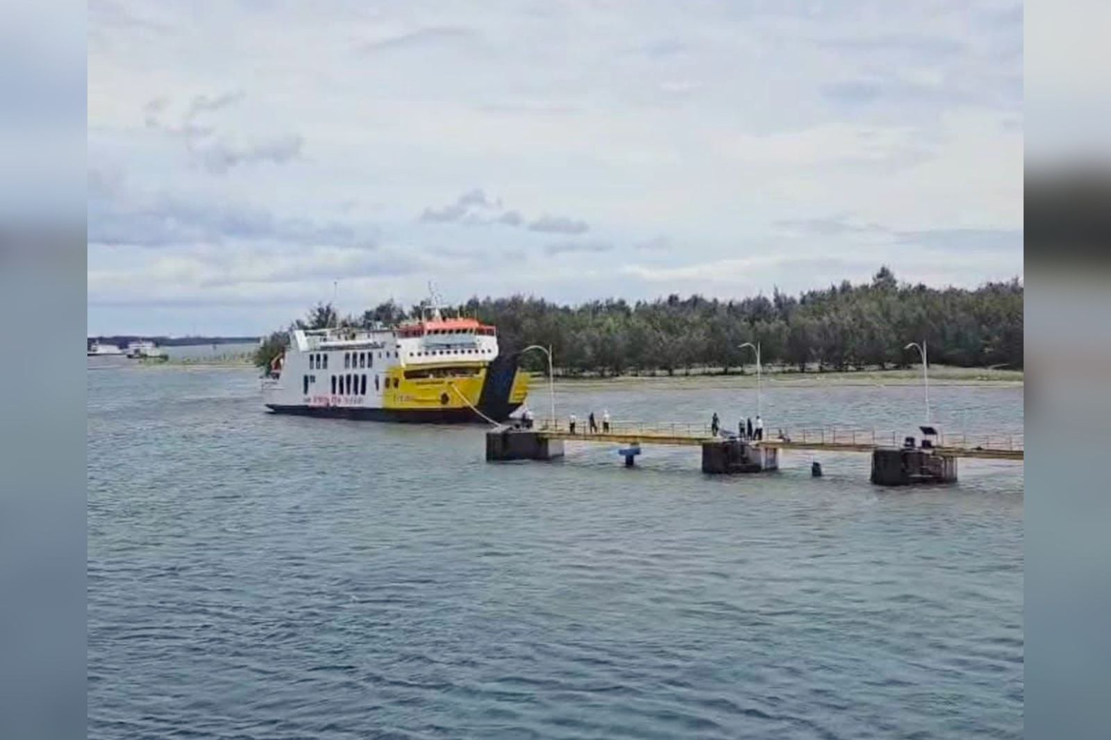 Kapal penyebrangan di lintasan Pelabuhan Kayangan - Poto Tano.