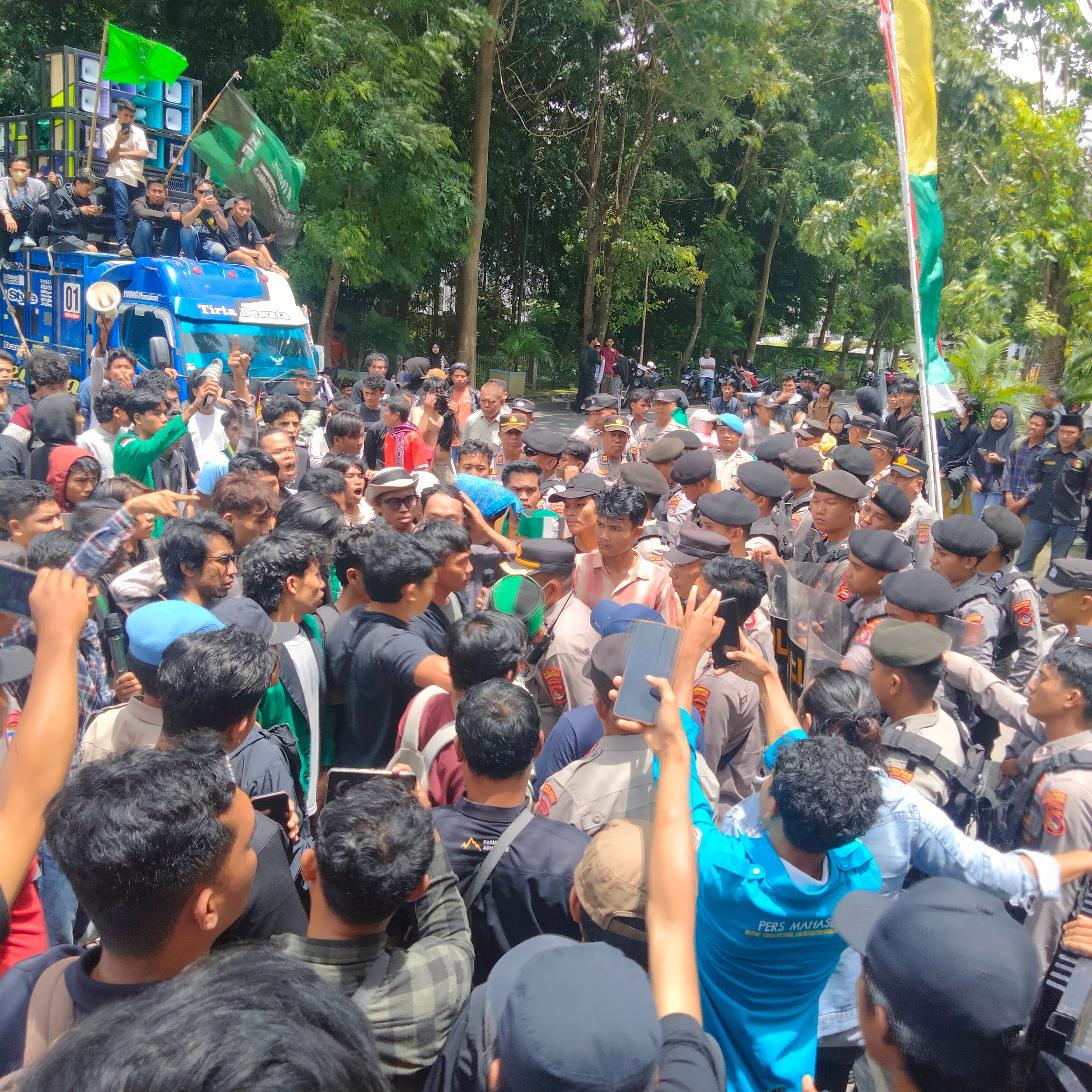 Puluhan Mahasiswa Lombok Timur saat melakukan aksi demonstrasi di depan kantor Bupati dan Dispar Lotim untuk menuntut Kadispar dan Stafsus Bupati Bidang Pariwisata dicopot, Selasa (20/1).