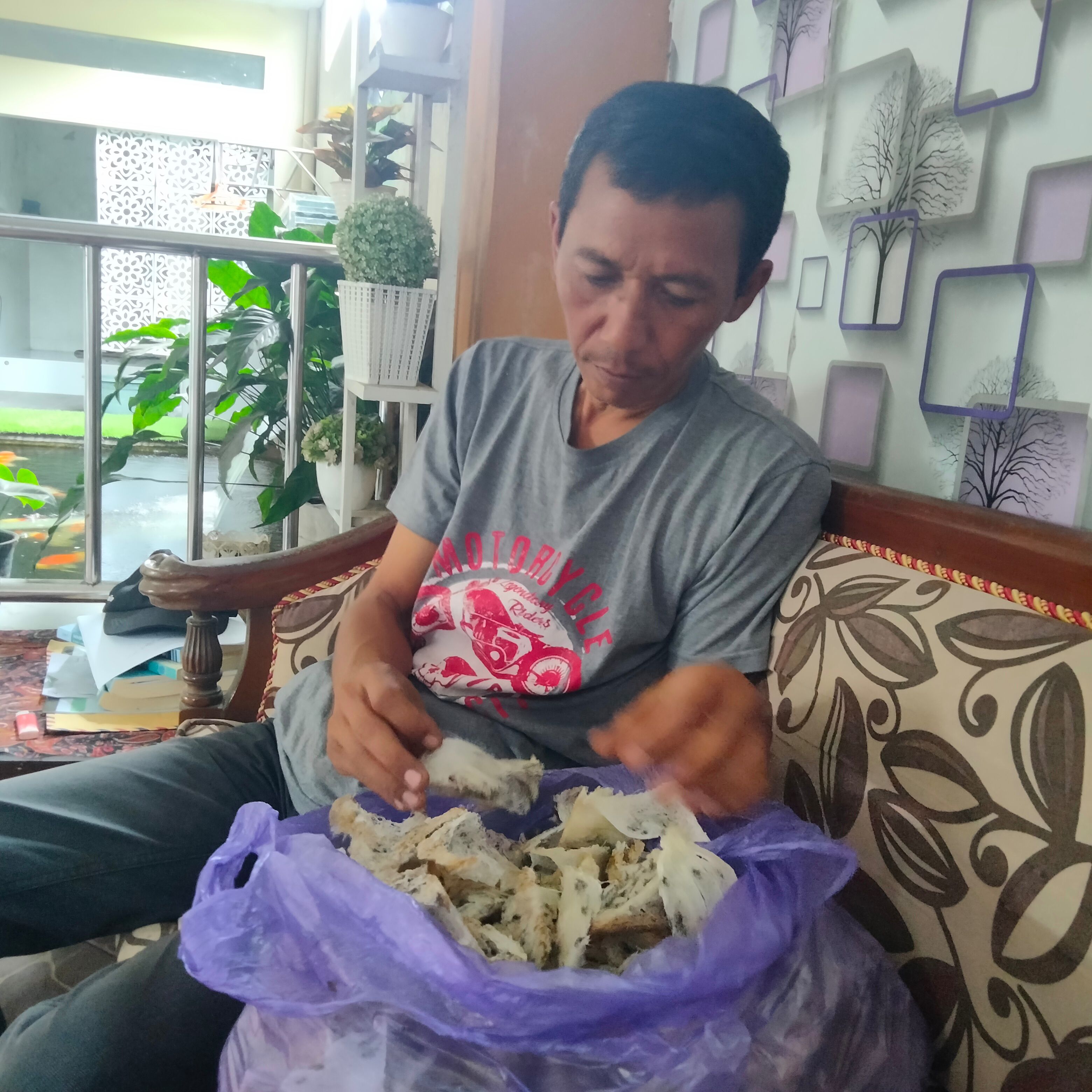 SARANG WALET: Amir Mas&rsquo;ud memperlihatkan sarang walet yang baru selesai di panen dari salah satu kandang miliknya