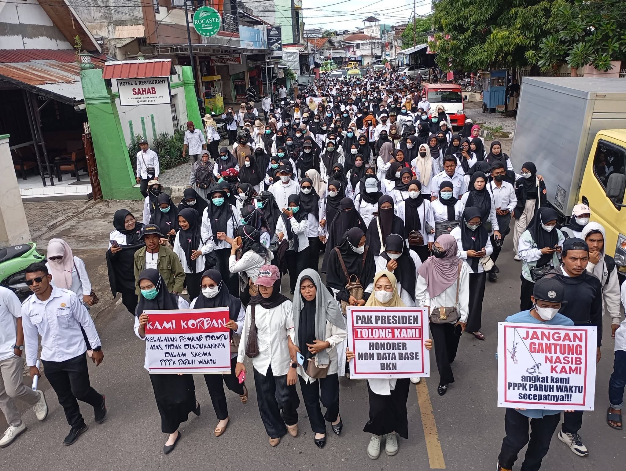 Ratusan honorer non-database BKN Dompu menggelar aksi penolakan di-PHK, Selasa (20/1).
