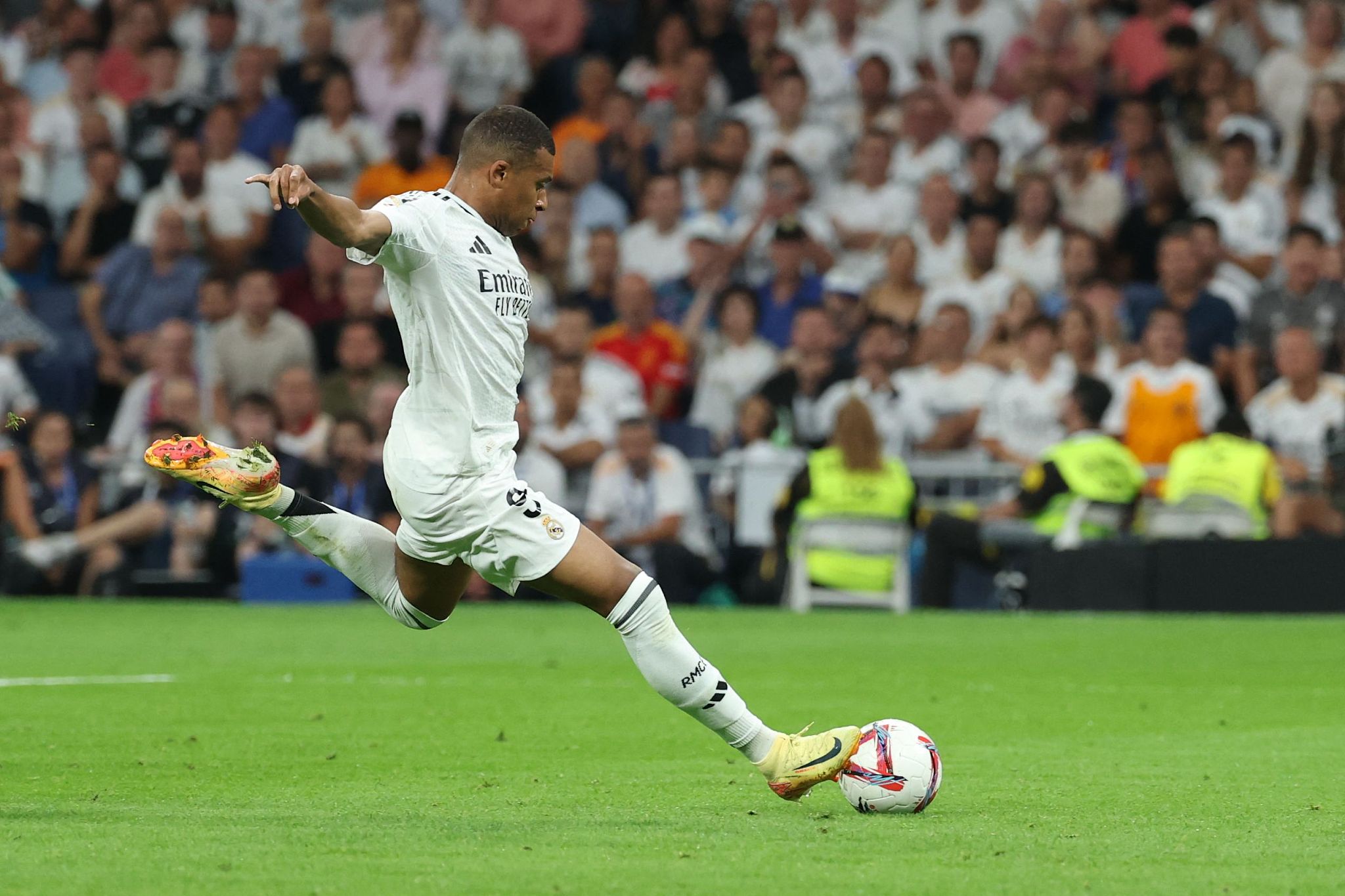 Kylian Mbapp&eacute; menyamai rekor brutal Cristiano Ronaldo di awal Liga Champions. Era baru sang raja Eropa mulai terlihat?