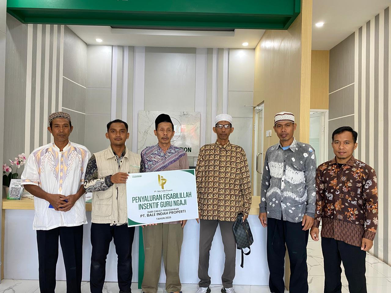 PEDULI GURU NGAJI: PT Bale Indah Properti menyalurkan zakat perusahaan melalui MIM Foundation guna mendukung kesejahteraan Guru Ngaji di lingkungan sekitar.