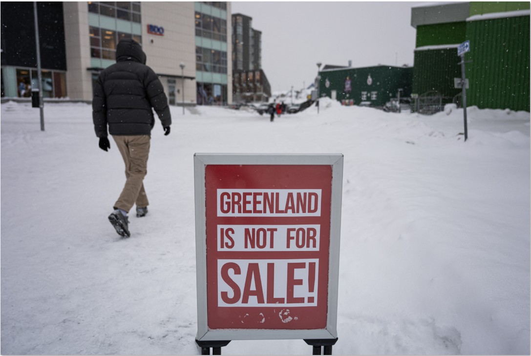 SINDIR TRUMP: Sebuah papan pengumuman besar bertuliskan &ldquo;Greenland tidak untuk dijual&rdquo; terlihat di luar sebuah toko pakaian di Nuuk, Greenland, Senin (19/1).