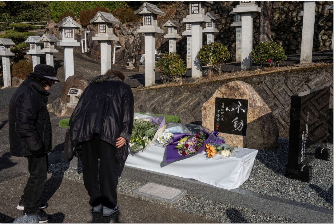 BERI PENGHORMATAN: Sejumlah warga mengunjungi makam Shinzo Abe yang meninggal setelah dibunuh Yamagami.