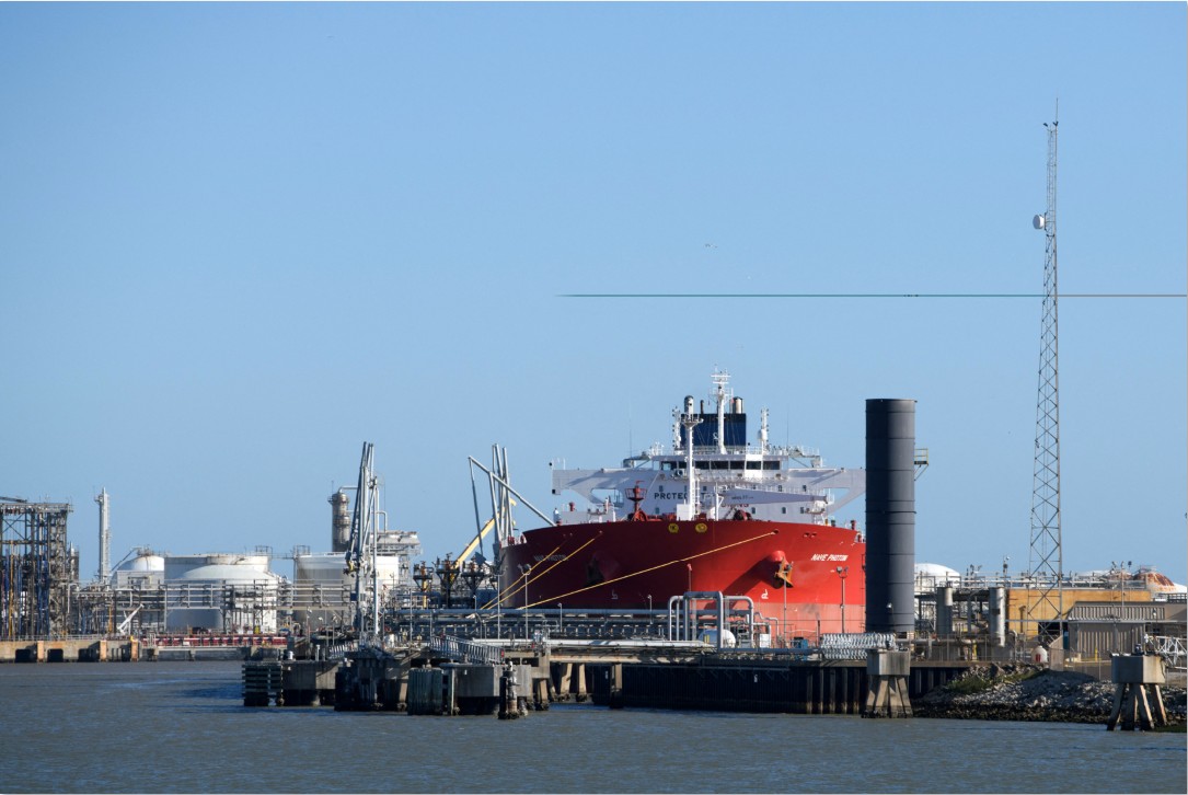 BERLABUH: Kapal tanker minyak mentah Nave Photon yang membawa kiriman minyak Venezuela tiba di Freeport, Texas, AS, Rabu (21/1).