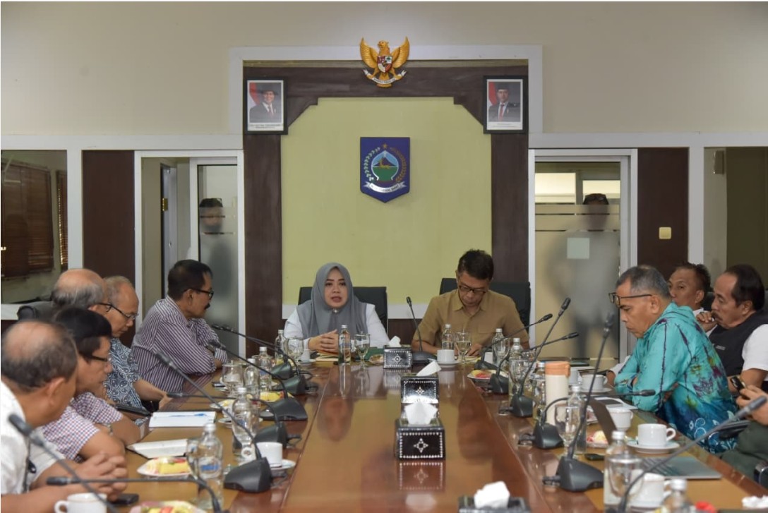 AKSELERASI: Wagub NTB Indah Dhamayanti Putri saat memimpin rapat yang dihadiri tim percepatan pembangunan, staf ahli, dan para asisten lingkup Pemprov NTB, Rabu (21/1).