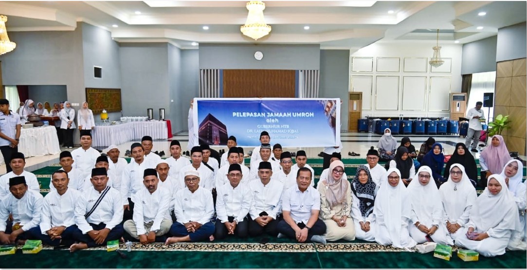 APRESIASI: Gubernur NTB Lalu Muhamad Iqbal didampingi Ketua TP PKK NTB Sinta Agathia saat melepas keberangkatan 33 jamaah umrah di Ruang Tengah Pendopo Gubernur NTB, Rabu (21/1).
