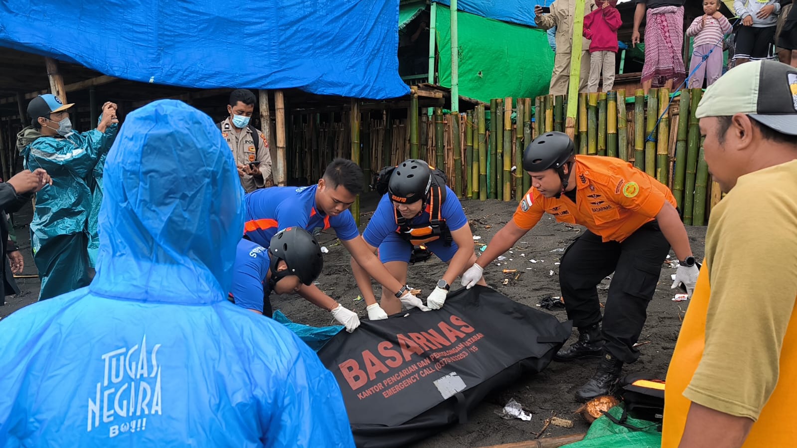 Basarnas evakuasi jenazah yang ditemukan di pamtai gading