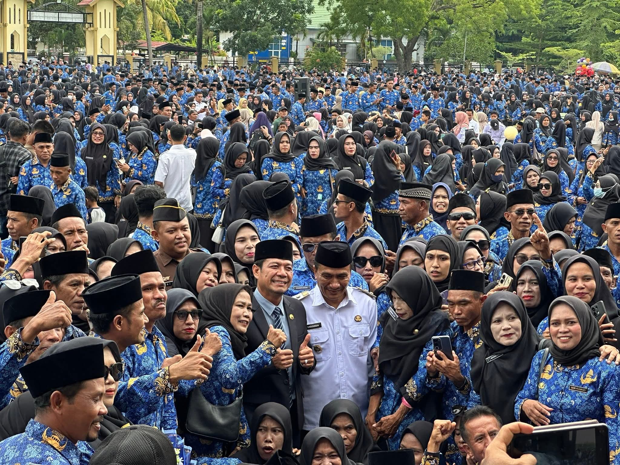 Bupati Dompu Bambang Firdaus dan Wabup Dompu Syirajuddin berfoto bersama dengan PPPK Paro Waktu di Lapangan Beringin Dompu, Rabu (21/1).