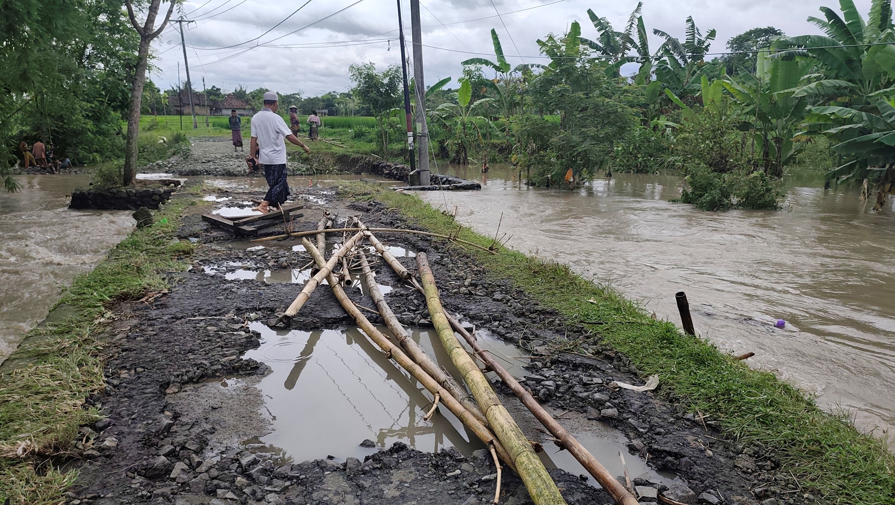 Inilah kondisi jembatan putus yang menghubungkan Dusun Tanak Rarang Barat di Desa Tanak Rarang dengan Desa Bonder akibat cuaca ekstrem di Lombok Tengah, Rabu (21/1).